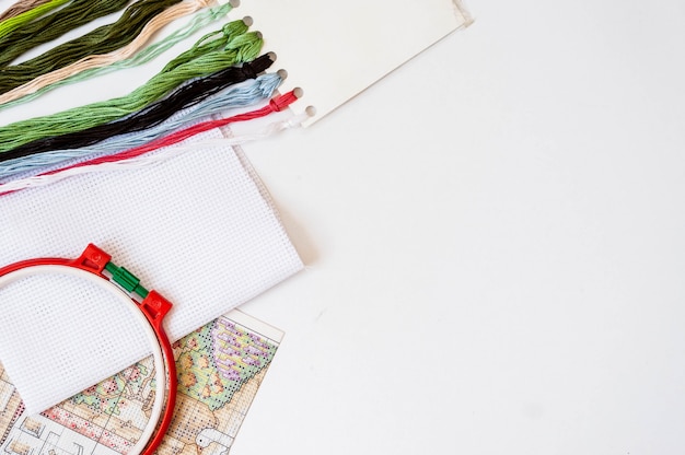 Stół z materiałami do haftu i list kontaktowy